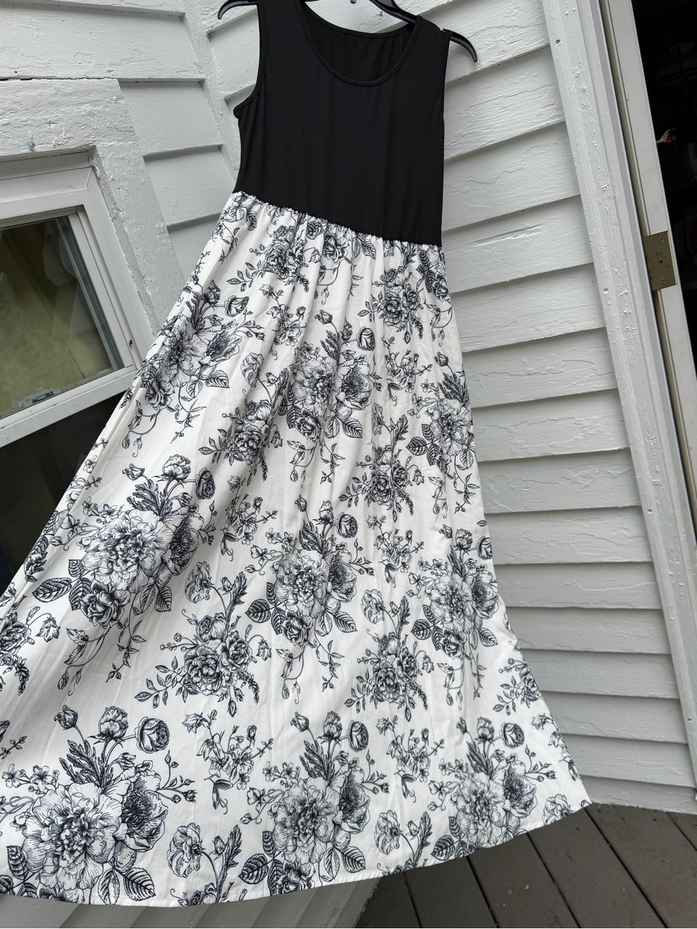Black & White Rose Bush 🌹🥀 Maxi Dress